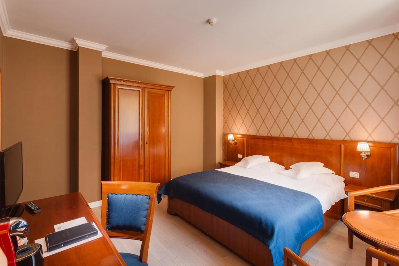 Hotel Opera Plaza Cluj-Napoca Esterno foto